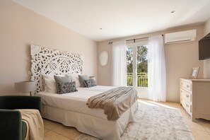 6 bedrooms, iron/ironing board, Internet, bed sheets