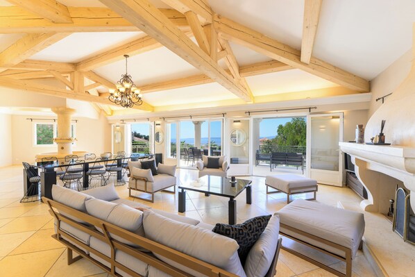 Fernseher, Kamin, DVD-Player, Tischtennisplatte