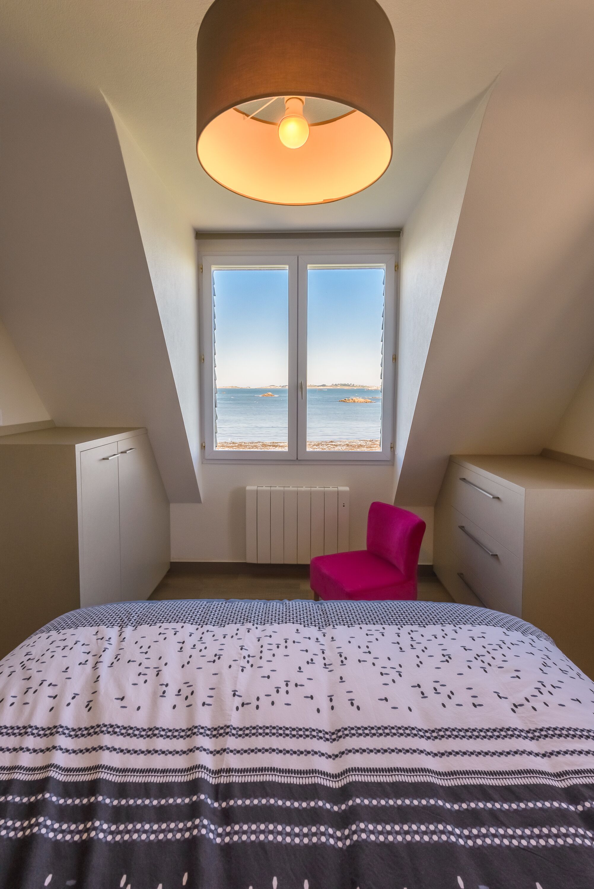 5 bedrooms, iron/ironing board, Internet, bed sheets