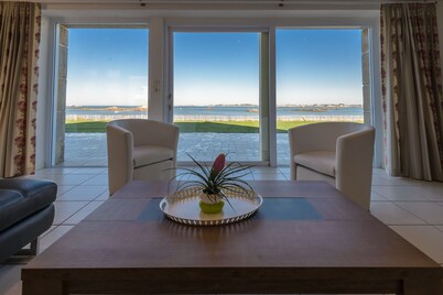 Luxurious villa, breathtaking sea view, 10 meters from the beach, 5 bedrooms, 10 people