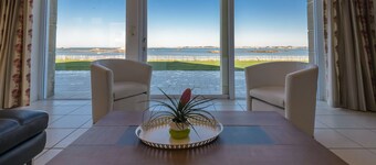 Luxurious villa, breathtaking sea view, 10 meters from the beach, 5 bedrooms, 10 people