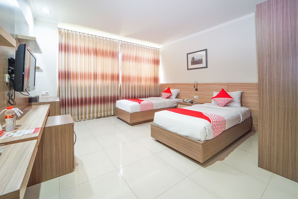 Standard Twin Room, Non Smoking | Desk, WiFi (free), bed sheets