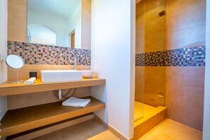 Duschwanne, Haartrockner, Handtücher, Toilettenpapier
