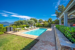 Een buitenzwembad, een verwarmd zwembad