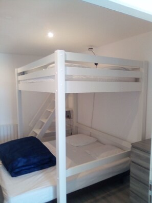 6 bedrooms, iron/ironing board, travel cot, WiFi