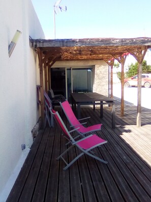 Outdoor dining - high capacity house can accommodate up to 18 people. (Les Mathes)