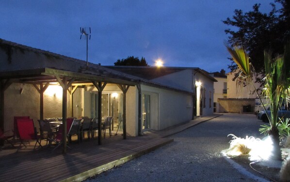 Exterior - high capacity house can accommodate up to 18 people. (Les Mathes)