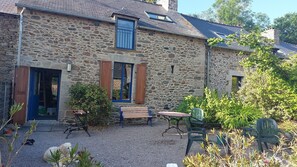 Outdoor dining - Gîte for 8 people in a charming house, 10 minutes from the sea (Corseul)