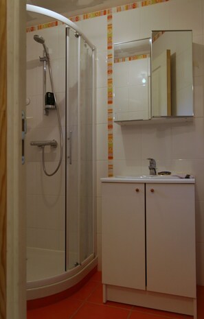 Shower, hair dryer, toilet paper - Gîte for 8 people in a charming house, 10 minutes from the sea (Corseul)
