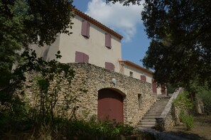 Exterior - Villa sleeps 8 with superb pool   (La Tour-D'aigues)