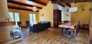 TV, fireplace, table tennis, books - Villa sleeps 8 with superb pool   (La Tour-D'aigues)