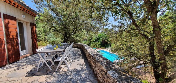 Outdoor dining - Villa sleeps 8 with superb pool   (La Tour-D'aigues)