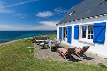 Terrasse avec salon de jardin; vers l'Ouest et la Pointe de Trévignon.