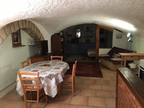 TV, fireplace, books - Large studio in a charming small village on the banks of the Tarn (Saint-Rome-De-Tarn)