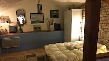 1 dormitorio y tabla de planchar con plancha