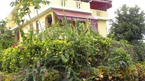 A two-story building with a sign reading "LE TAMARINIER". - Your bed and breakfast, Tamarind, 5 minutes from the beach and the center (Flic en Flac)