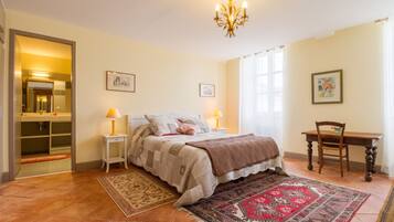 3 slaapkamers, een strijkplank/strijkijzer, gratis wifi, beddengoed