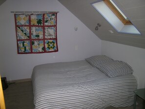 2 quartos, ferros/tábuas de passar roupa, Wi-Fi, roupa de cama