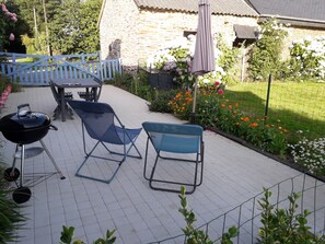 Outdoor dining - A country cottage "Ti Gwen" (Plonévez-Du-Faou)
