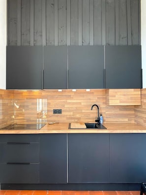 Kühlschrank, Mikrowelle, Ofen, Herdplatte