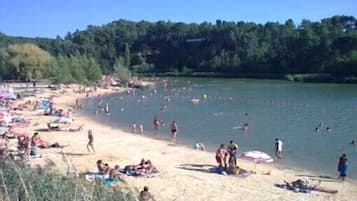 Playa en los alrededores y camastros