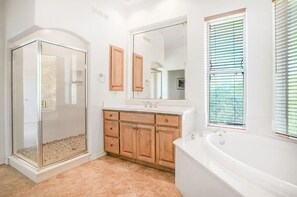 Combined shower/tub, hair dryer, towels