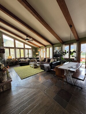 Smart TV, fireplace, video games, DVD player - Indulge in complete Luxury! You wont regret it! Book dates before there gone. (DURANGO)