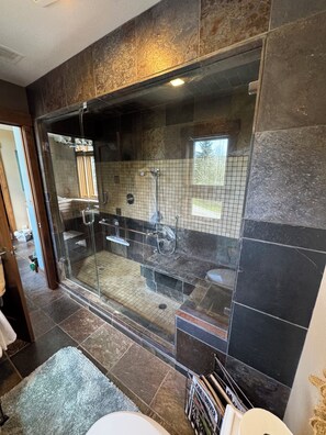 Badewanne, Haartrockner, Handtücher, Seife