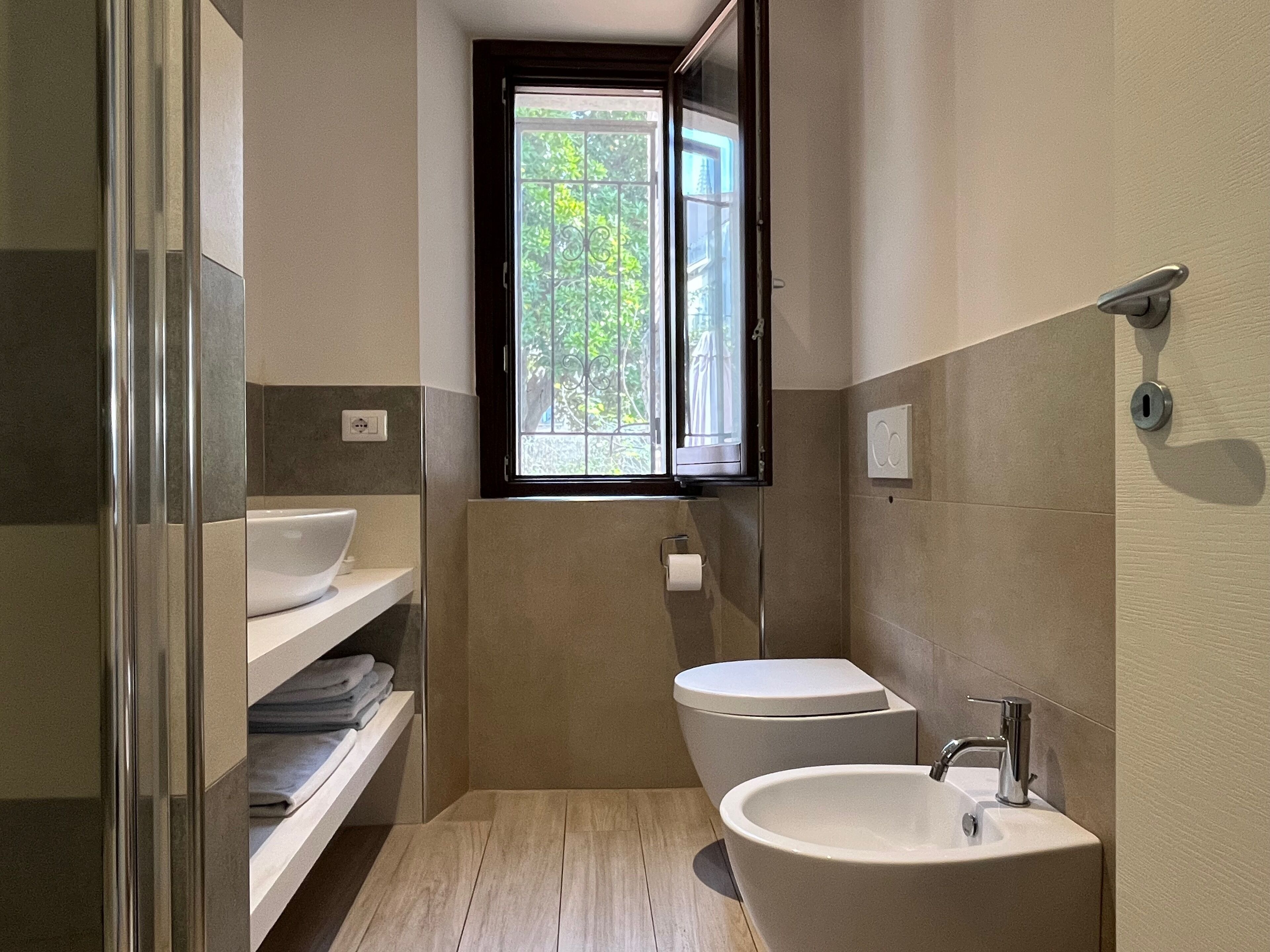 Douche, sèche-cheveux, bidet, serviettes fournies