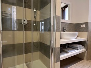 Bruser, hårtørrer, bidet, håndklæder