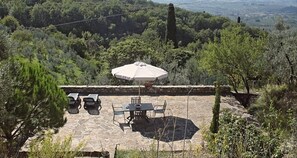 Outdoor dining - Perched on a hill overlooking Florence. Absolute peace and quiet. (Bagno a Ripoli)