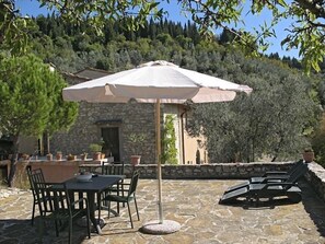 Outdoor dining - Perched on a hill overlooking Florence. Absolute peace and quiet.  (Bagno a Ripoli)