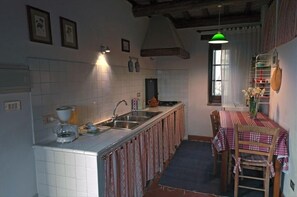 Fridge, microwave, oven, stovetop - Perched on a hill overlooking Florence. Absolute peace and quiet.  (Bagno a Ripoli)