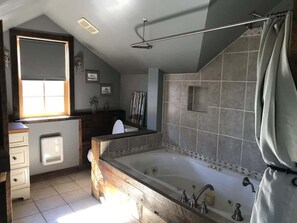 Baignoire, sèche-cheveux, serviettes fournies