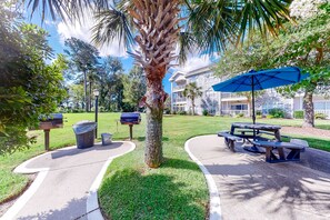 Outdoor dining - Modern condo near beaches with balcony, pools & on-site golf - snowbird-friendly (Myrtle Beach)