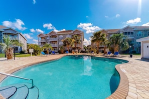 Pool - Modern condo near beaches with balcony, pools & on-site golf - snowbird-friendly (Myrtle Beach)
