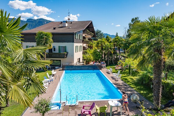 季节性开放的室外游泳池