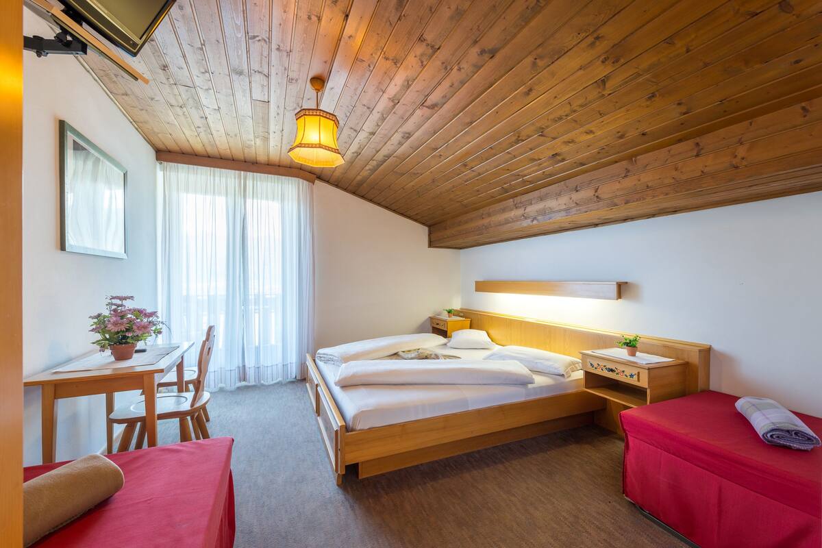 Bureau, rideaux occultants, chambres insonorisées, Wi-Fi gratuit