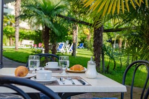 包含每日自助早餐