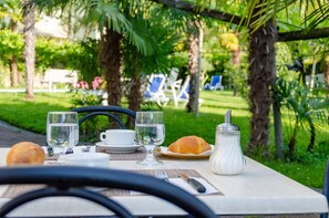 Free daily buffet breakfast  - Hotel Pension Rechtenthal (Termeno Sulla Strada del Vino)