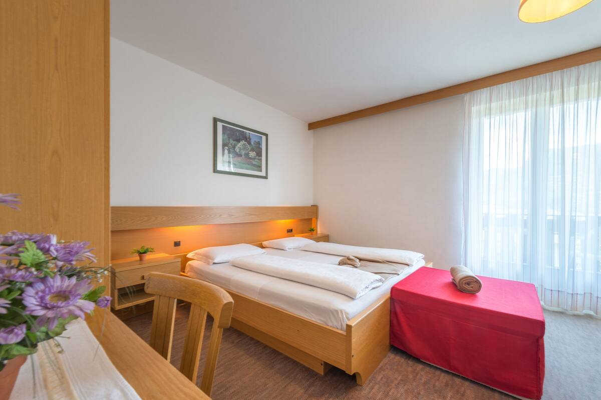 Bureau, rideaux occultants, chambres insonorisées, Wi-Fi gratuit