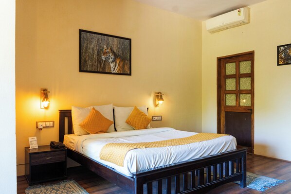 Deluxe Double Room, 1 King Bed, Smoking