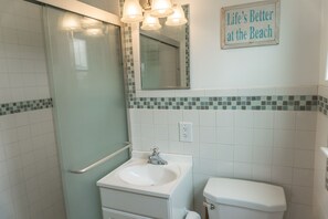 Ensemble douche/baignoire, savon, papier toilette