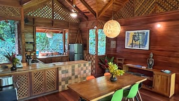 Fridge, oven, stovetop, coffee/tea maker