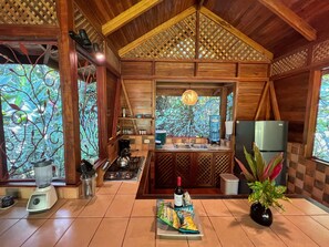 Geladeira, fogão, cooktop, cafeteira/chaleira