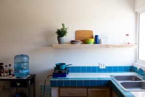 Refrigerador, parrilla de estufa y cafetera y tetera 