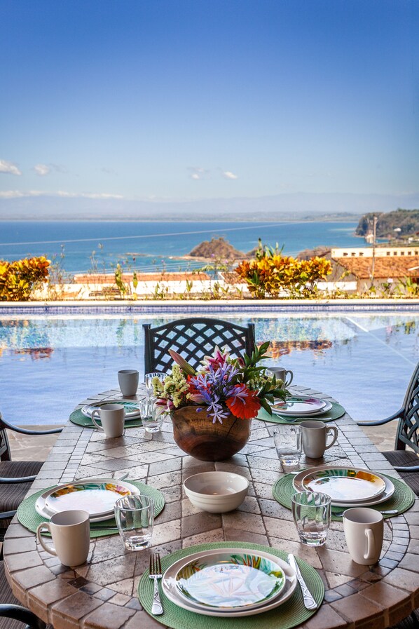 تناول الطعام بالخارج