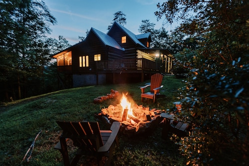 VALKYRIE Secluded Romantic River Cabin River and Mountain Views Log/Stone Cabin