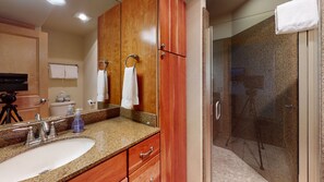 Combined shower/tub, hair dryer, towels, soap - OCEAN FRONT: SEAVIEW GREAT ESCAPE:  Seaside Vacation Homes, Inc Managed  (Seaside)