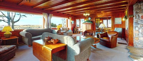 Televisión, chimenea, reproductor de DVD, mesa de ping pong